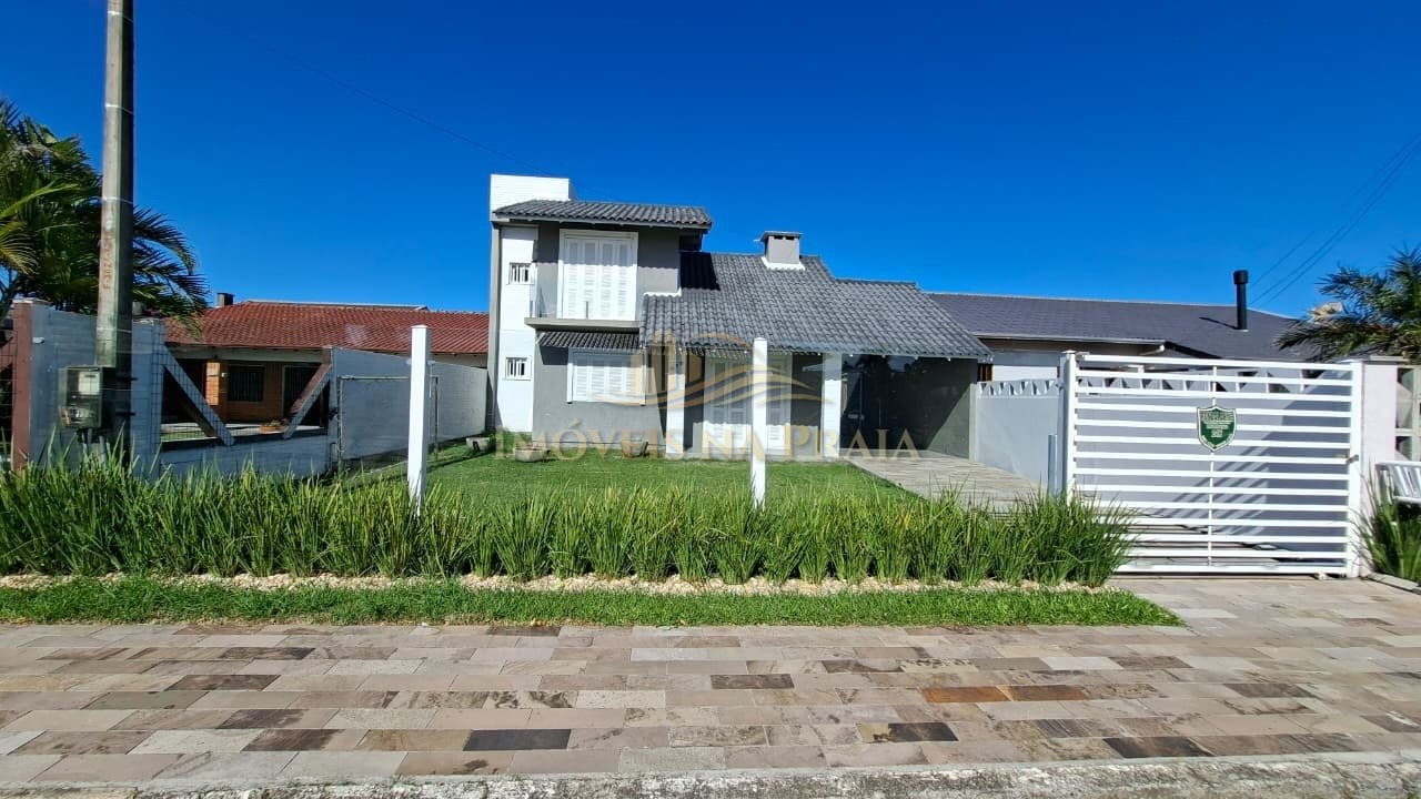 Casa 3 dormitórios no bairro Rainha do Mar