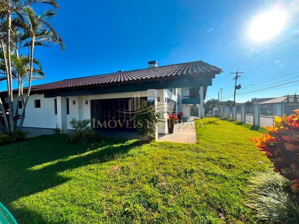 Foto 2 — Casa com 7 dormitórios no Centro de Xangri-Lá.