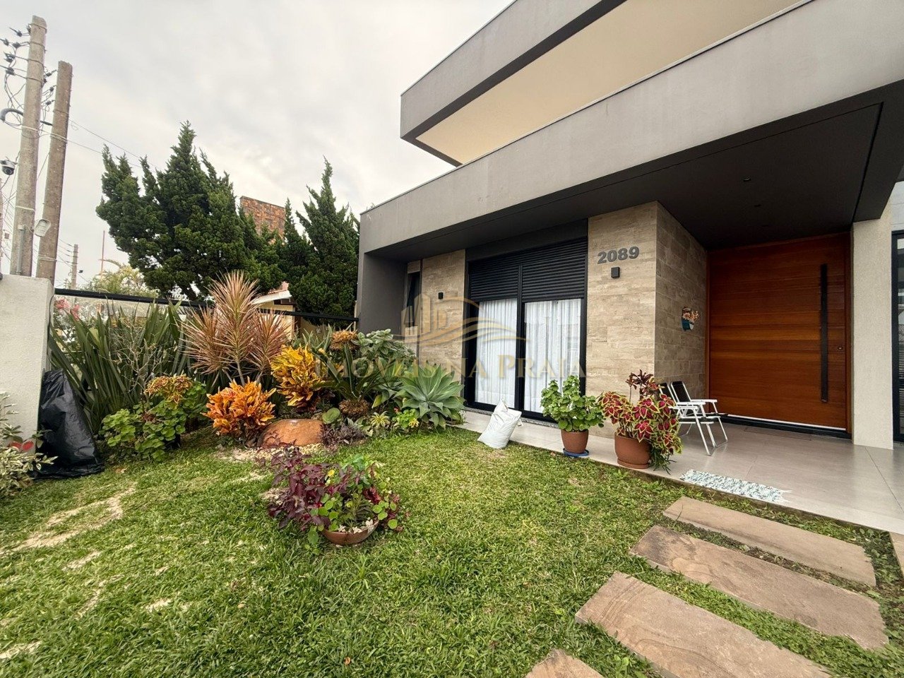 Casa com 4 dormitórios no centro de Xangri-Lá.