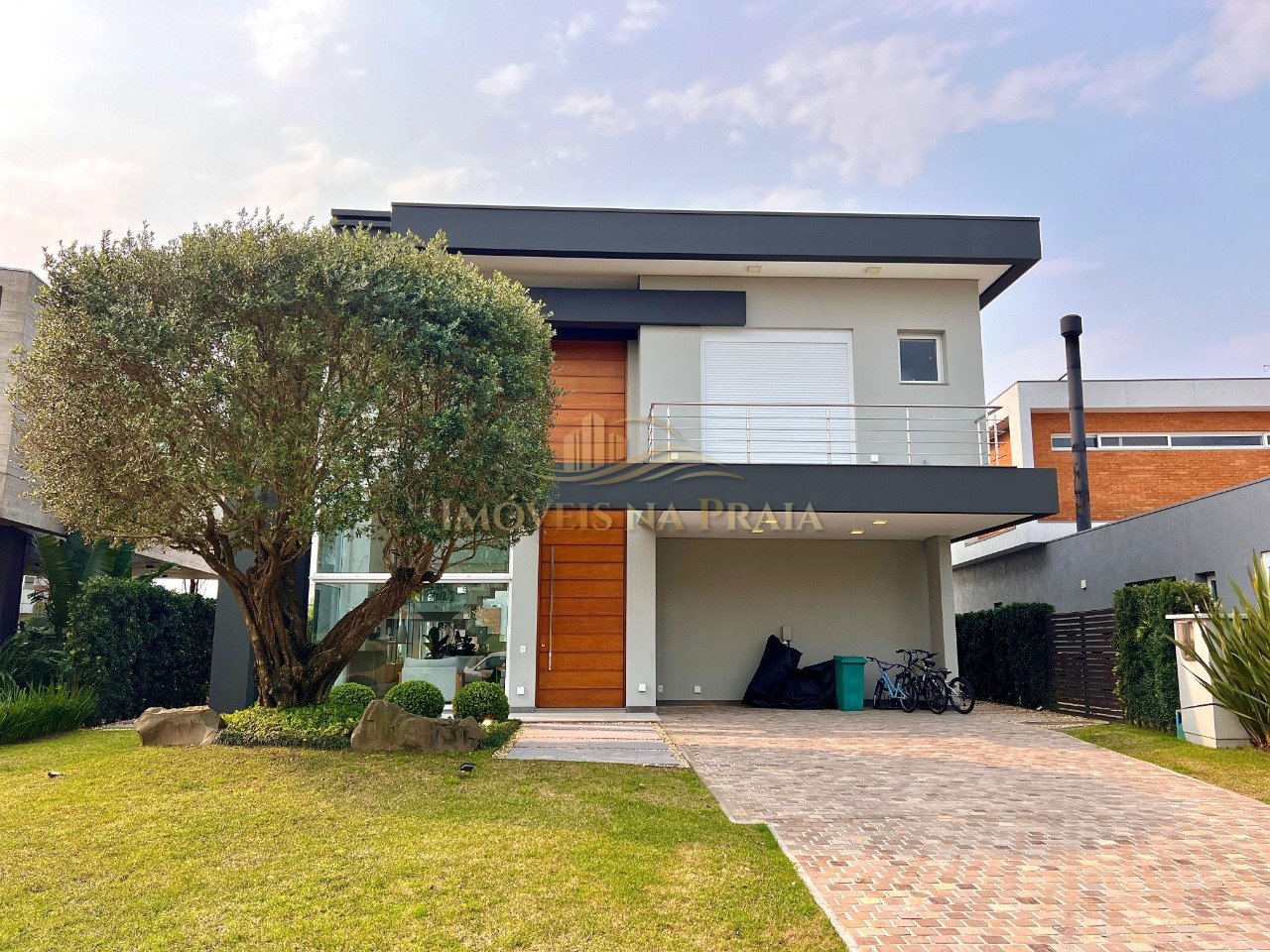 Casa com 5 dormitórios no condomínio Enseada Lagos em Xangri-Lá.