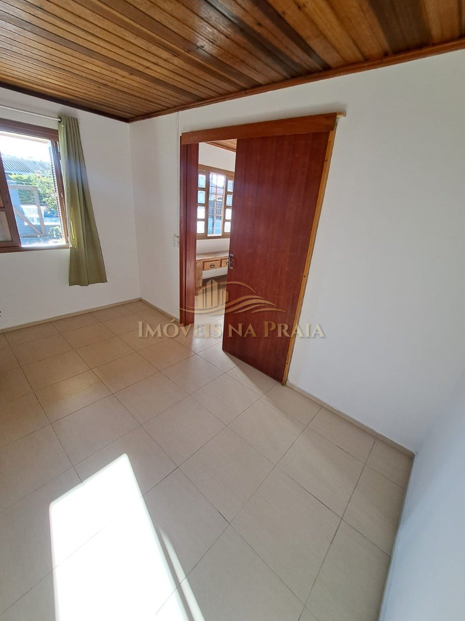 Foto 4 — Casa 03 dormitórios no centro de Xangr-lá .