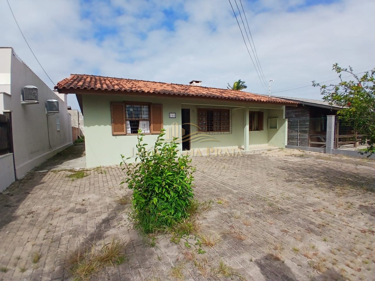 Casa 03 dormitórios no centro de Xangr-lá .
