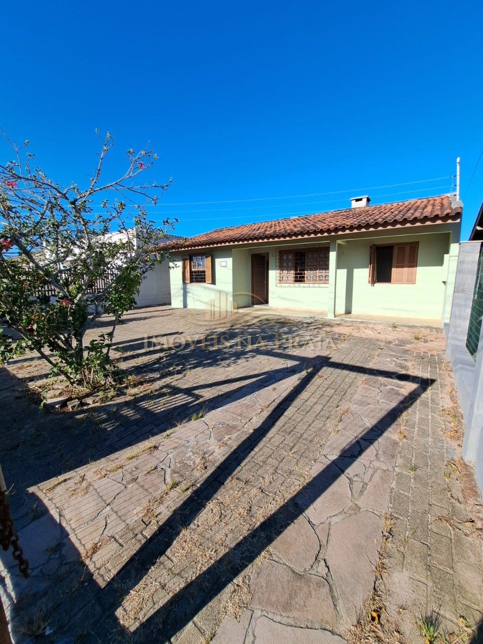 Foto 2 — Casa 03 dormitórios no centro de Xangr-lá .