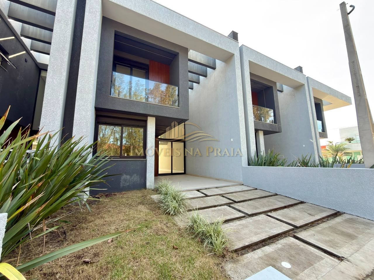 Duplex 4 dormitórios no Centro de Xangri-Lá.