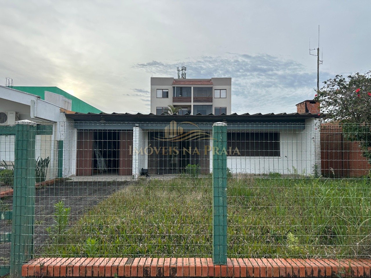 Casa 03 dormitórios no centro de Xangri-lá .