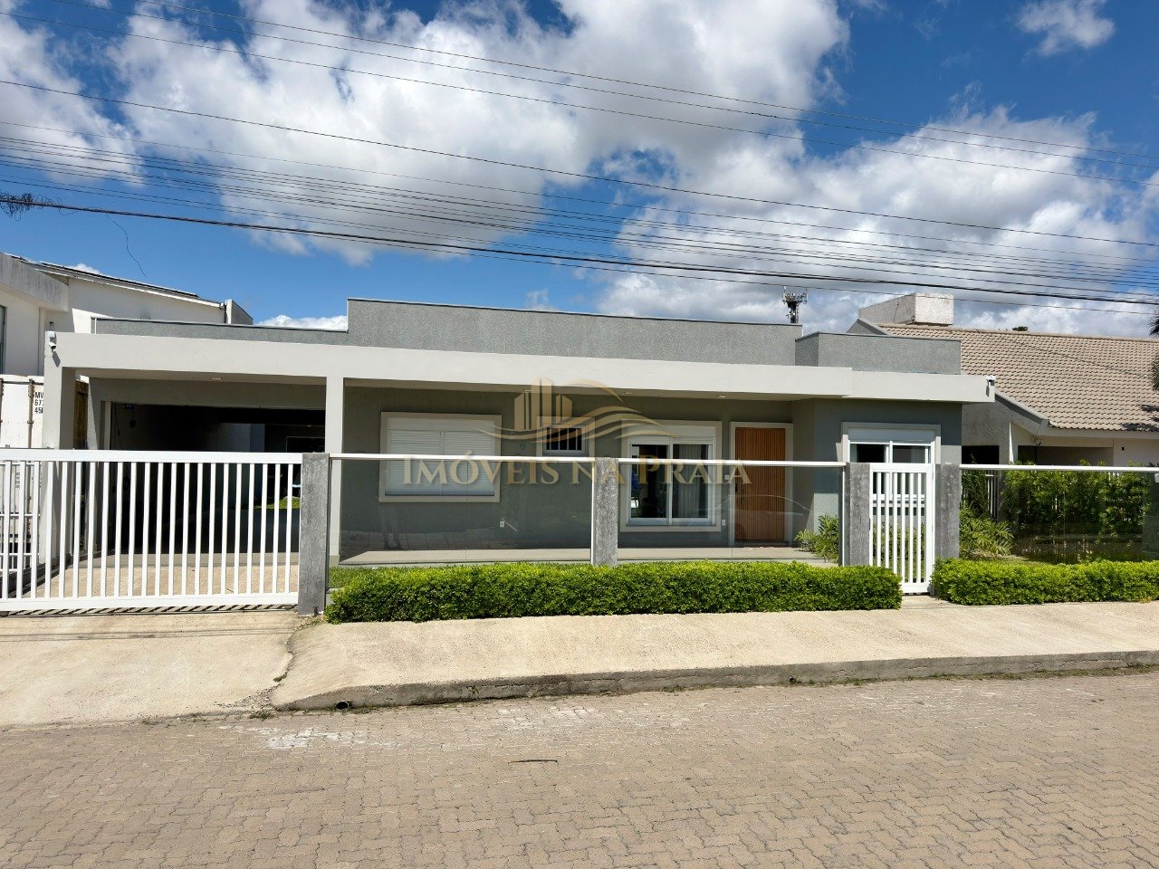 Casa em Atlântida com 6 dormitórios.