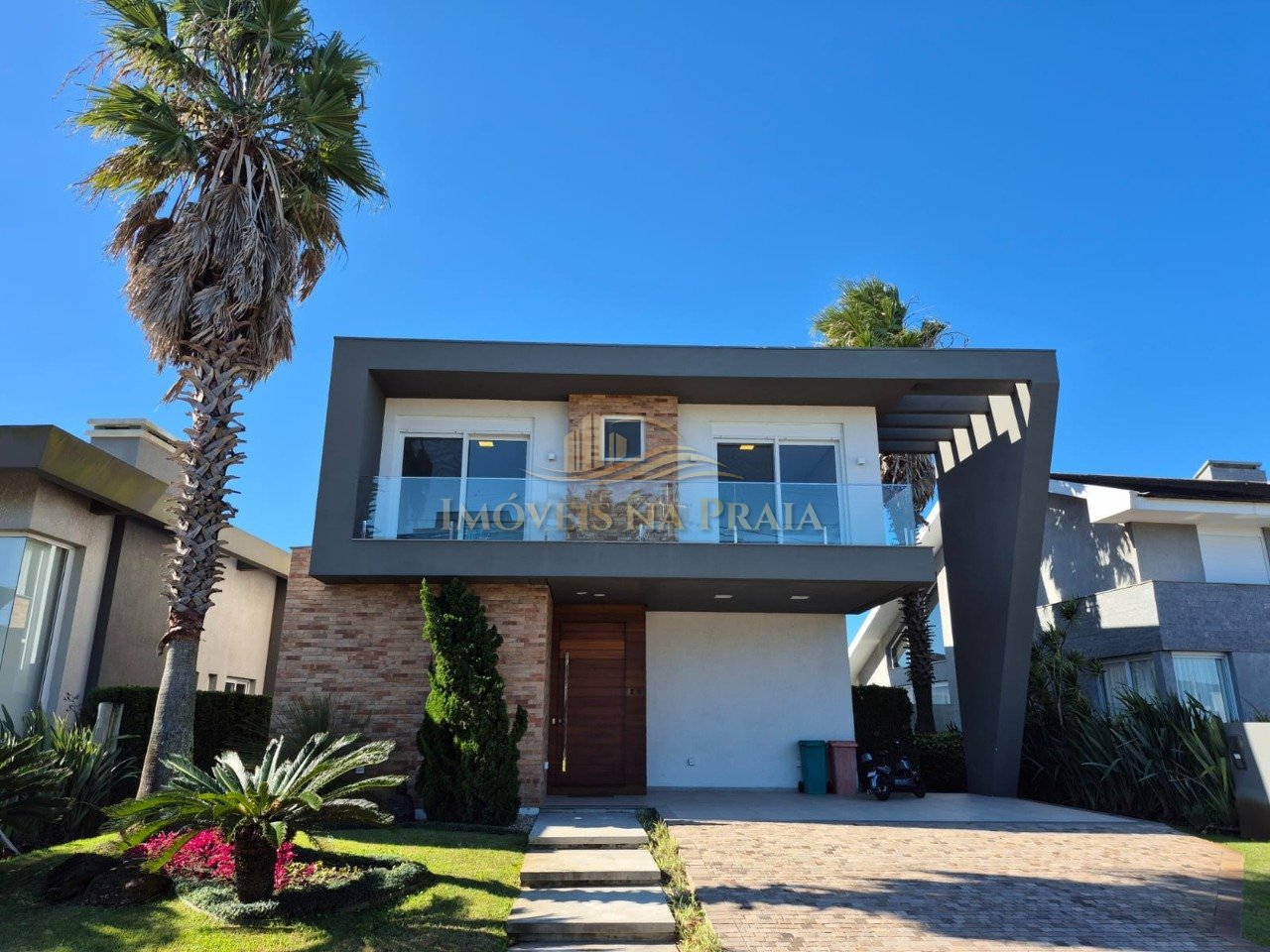 Casa em Condomínio no Malibu Beach Residence.