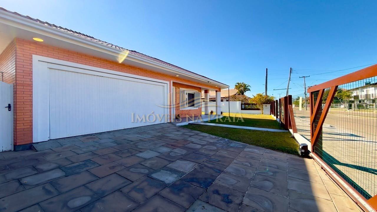 Casa com 4 dormitórios em Atlântida.