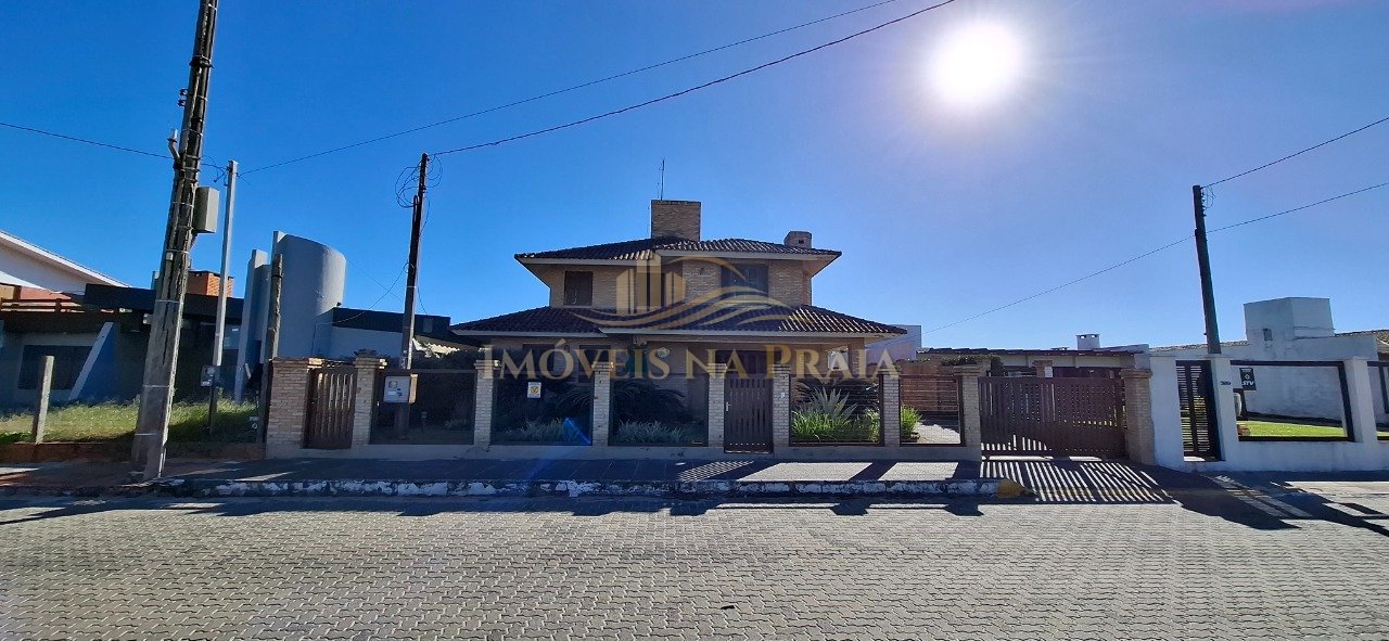 Casa com 6 dormitórios em Atlântida.