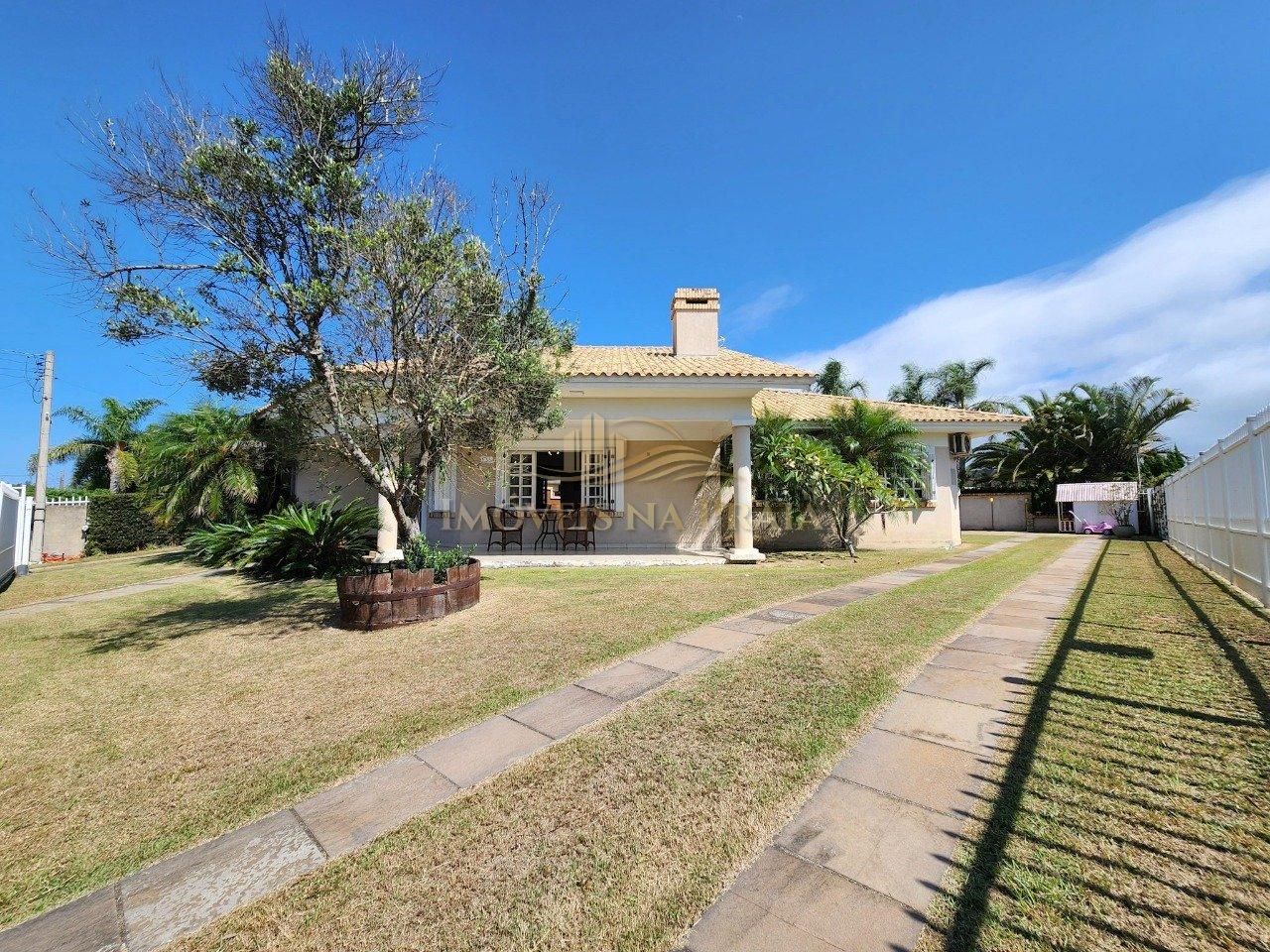 Casa com  04 dormitórios em Atântida .