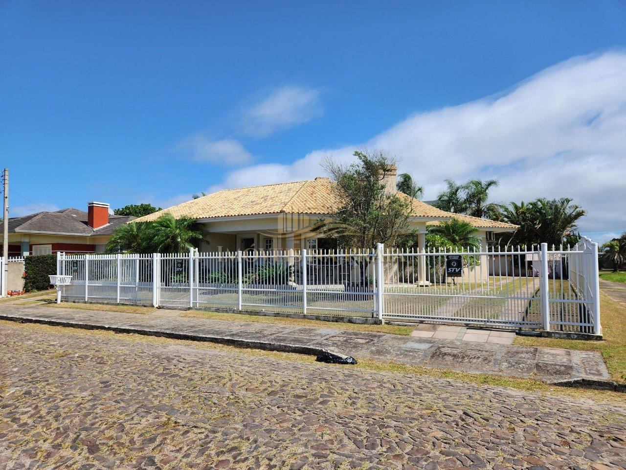 Foto 20 — Casa com  04 dormitórios em Atântida .