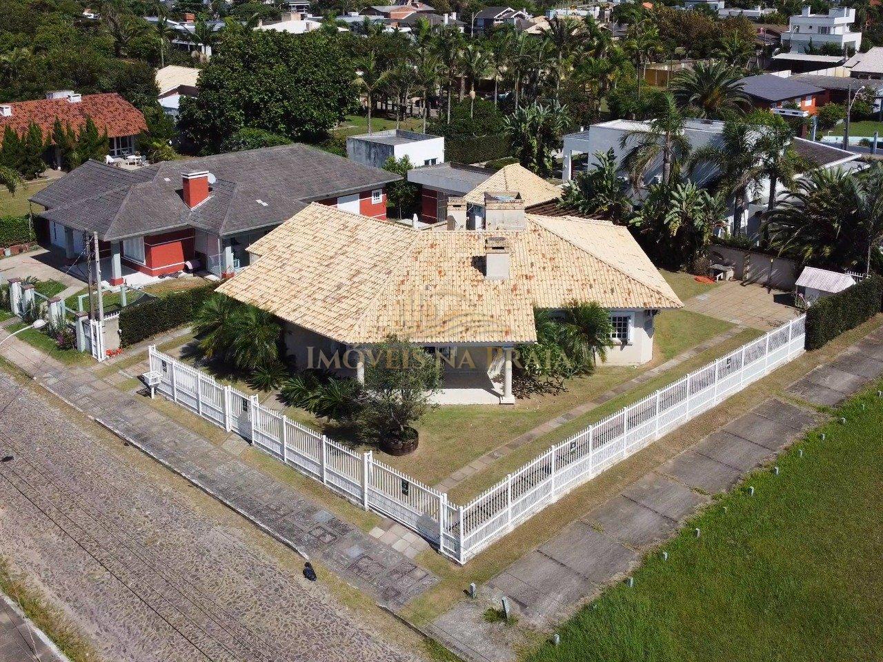 Foto 2 — Casa com  04 dormitórios em Atântida .